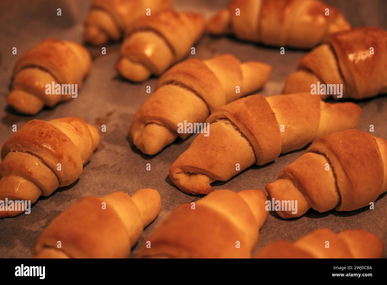 Croissant fatti in casa su un piatto dopo la cottura, concentrazione selettiva Foto Stock