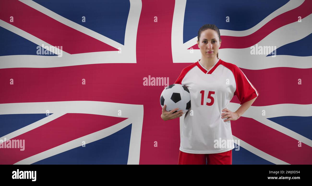 Immagine di una calciatrice caucasica sopra bandiera del regno unito Foto Stock