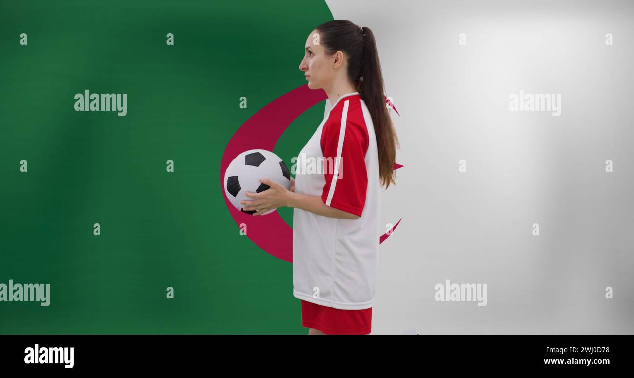 Immagine di una giocatrice di calcio caucasica sulla bandiera dell'algeria Foto Stock