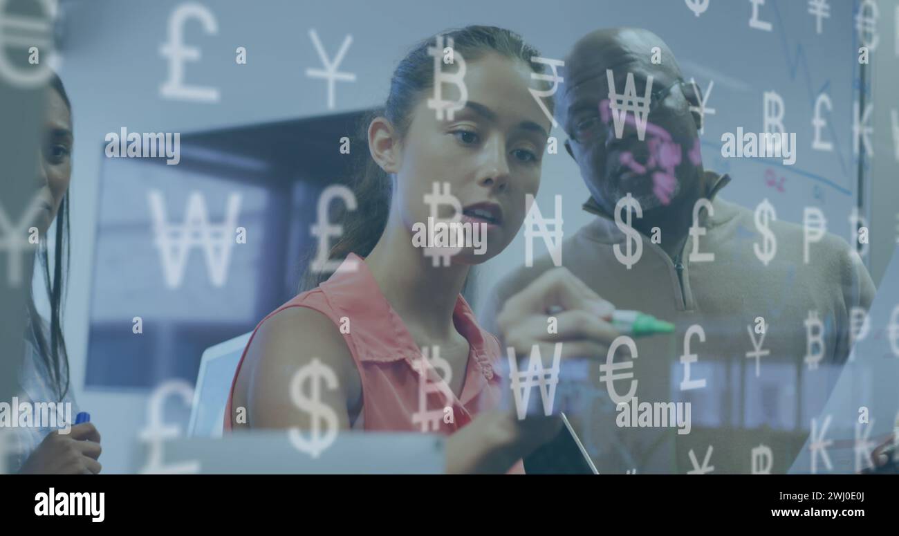 Immagine dell'elaborazione dei dati finanziari e dei simboli valutari su persone aziendali diverse Foto Stock