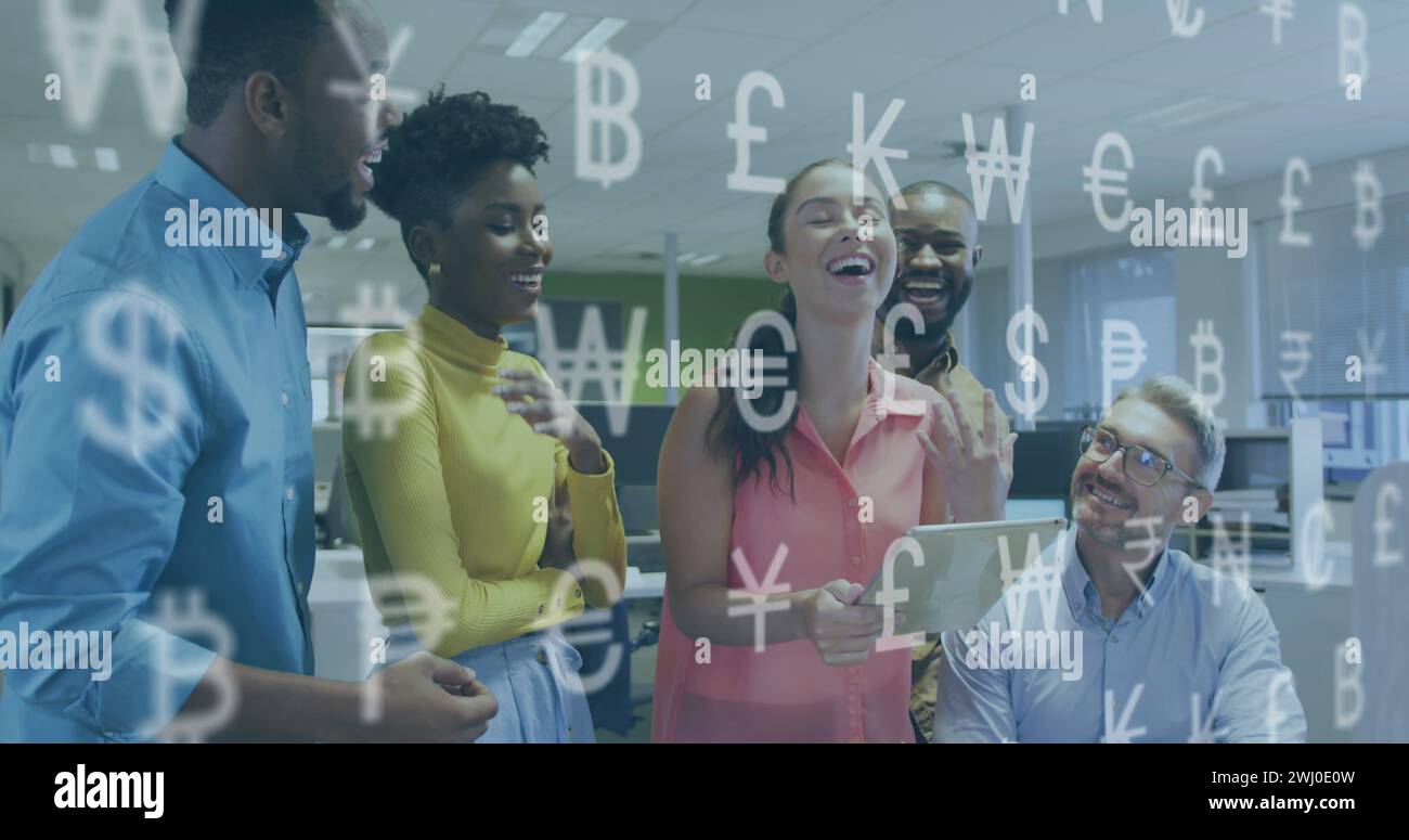 Immagine dell'elaborazione dei dati finanziari e dei simboli valutari su persone aziendali diverse Foto Stock