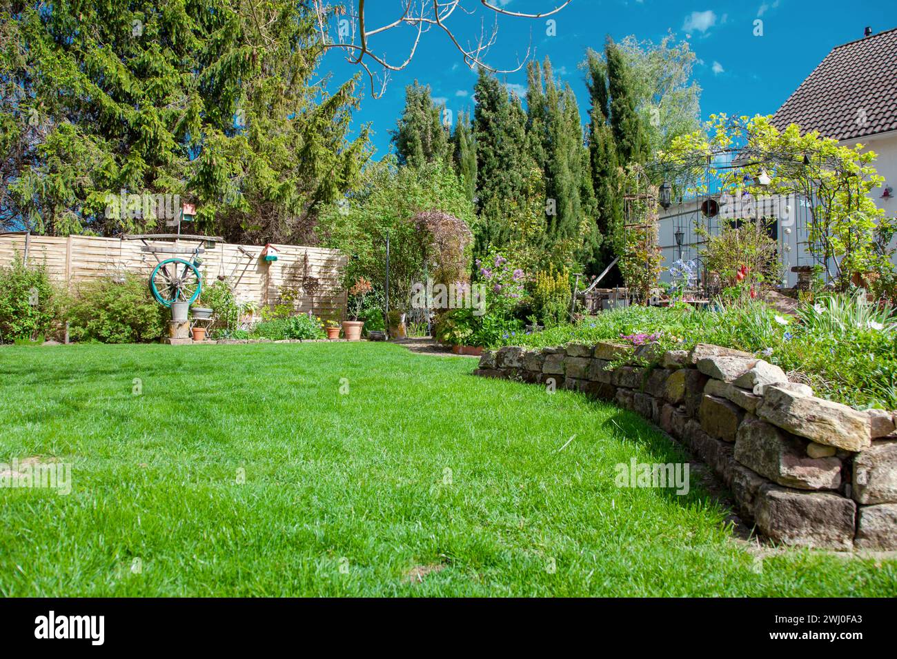 Giardino residenziale, giardino privato. Design paesaggistico nel giardino della casa, splendido paesaggio Foto Stock