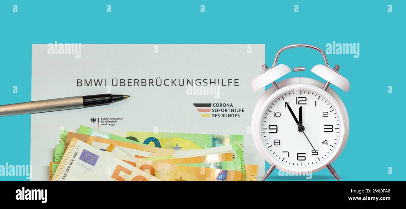 Magonza, Germania - maggio 2021: Tempo di BMWI ÃœberbrÃ¼ckungshilfe, primo piano di un modulo di domanda tedesco Foto Stock