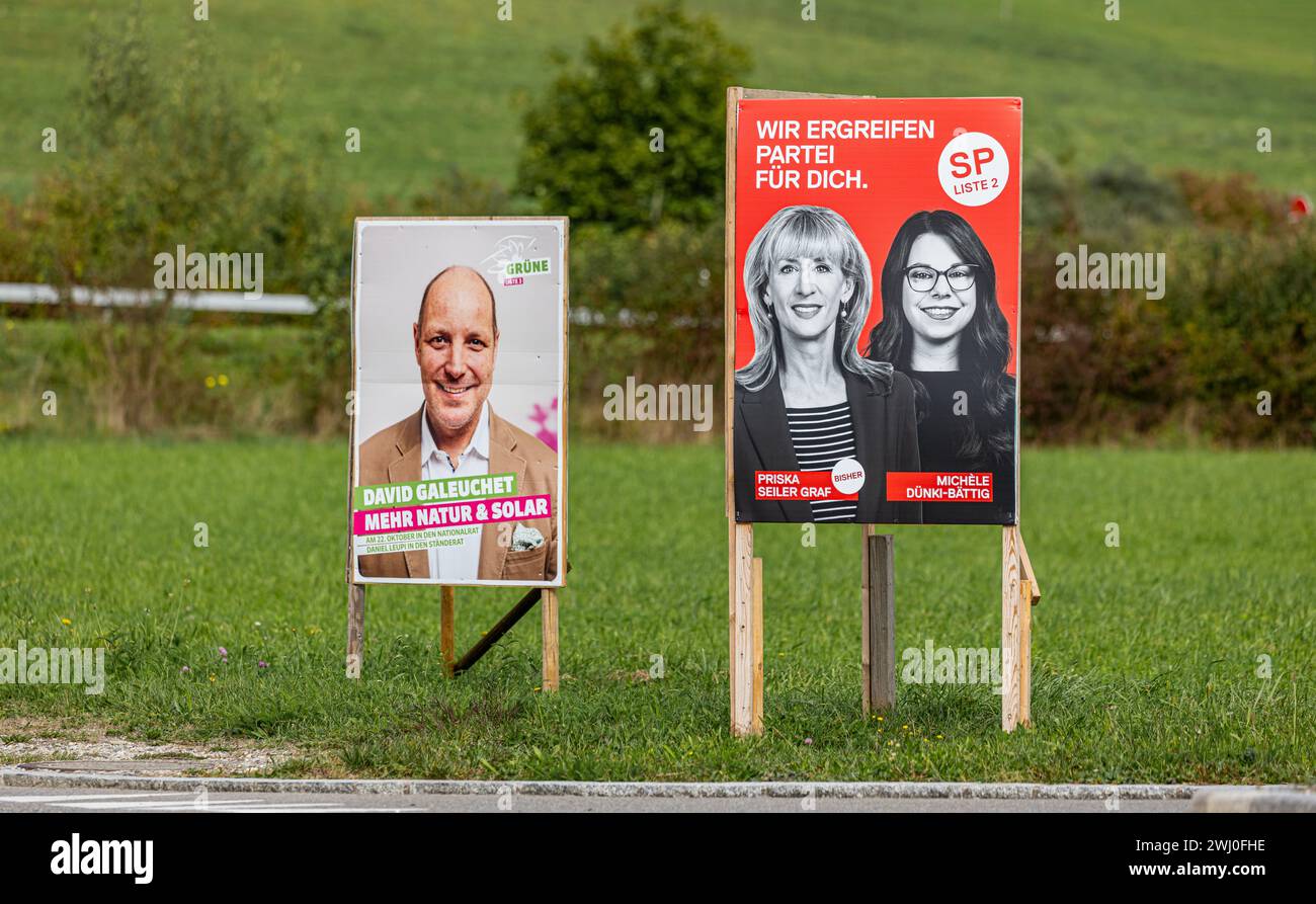 Wahlkmapfplakate für die eidgenössichen Wahlen der SP Schweiz, sowie der Grünen Partei der Schweiz. (Glattfelden, Svizzera, 30.09.2023) Foto Stock