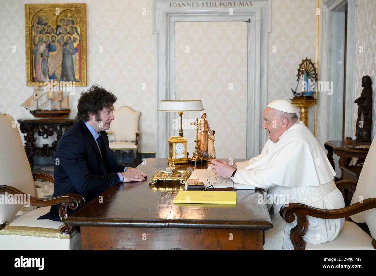 Vaticano, Vaticano. 12 febbraio 2024. Italia, Roma, Vaticano, 2024/2/12. Papa Francesco riceve in udienza privata il Sig. Javier Gerardo Milei, Presidente della Repubblica Argentina in Vaticano. Foto dei MEDIA VATICANI / Catholic Press Photo Credit: Agenzia fotografica indipendente / Alamy Live News Foto Stock