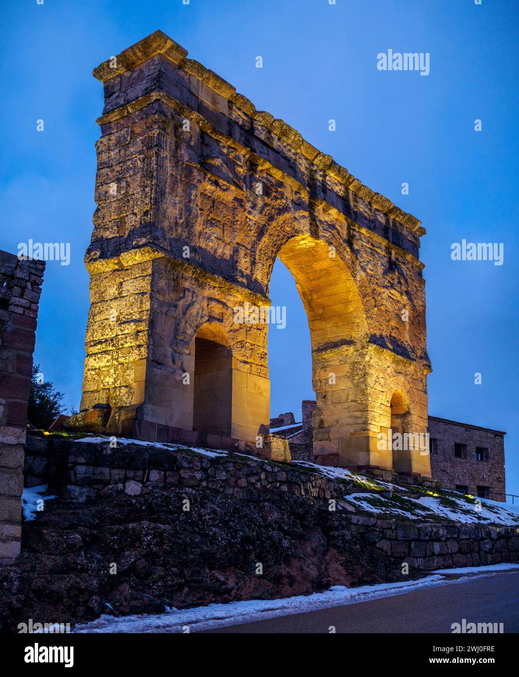 Arco romano di Medinaceli al tramonto. Soria, Spagna. Foto Stock