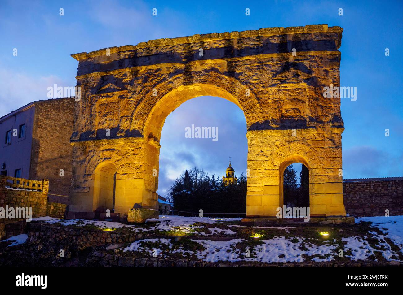 Arco romano di Medinaceli al tramonto. Soria, Spagna. Foto Stock