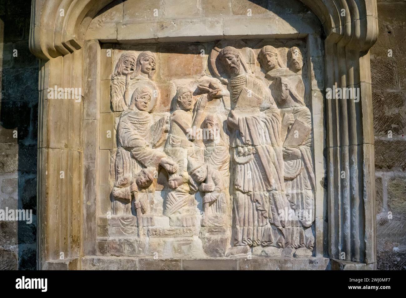 I rilievi di Chichester. Uno dei due pannelli scolpiti del 1125 circa che mostrano Gesù che risuscita Lazzaro dai morti. Vedere 2WK31EH per un altro sfiato. Foto Stock