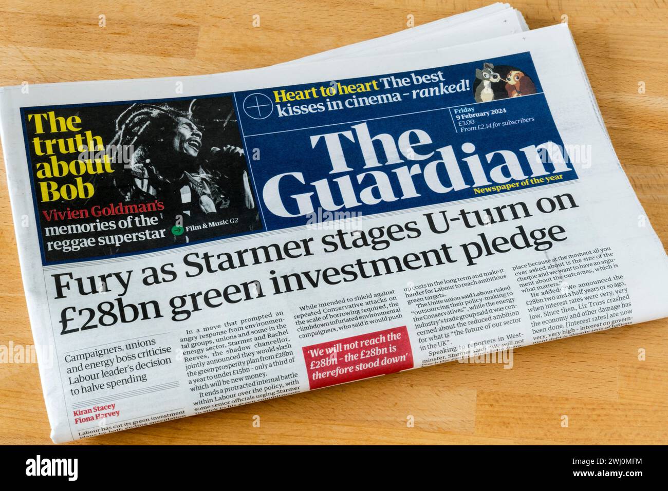 9 febbraio 2024. Il titolo del Guardian legge Fury mentre Starmer mette in palio un'inversione a U su un impegno di investimento verde di 28 miliardi di sterline. Foto Stock