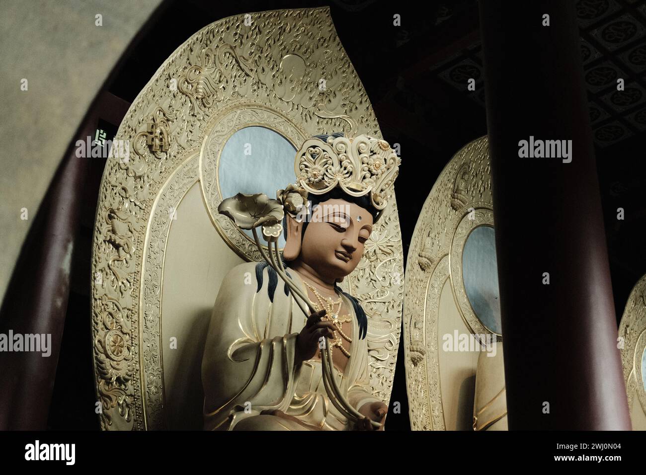 Una gigantesca scultura del dio buddista Guanyin in un tempio cinese Foto Stock