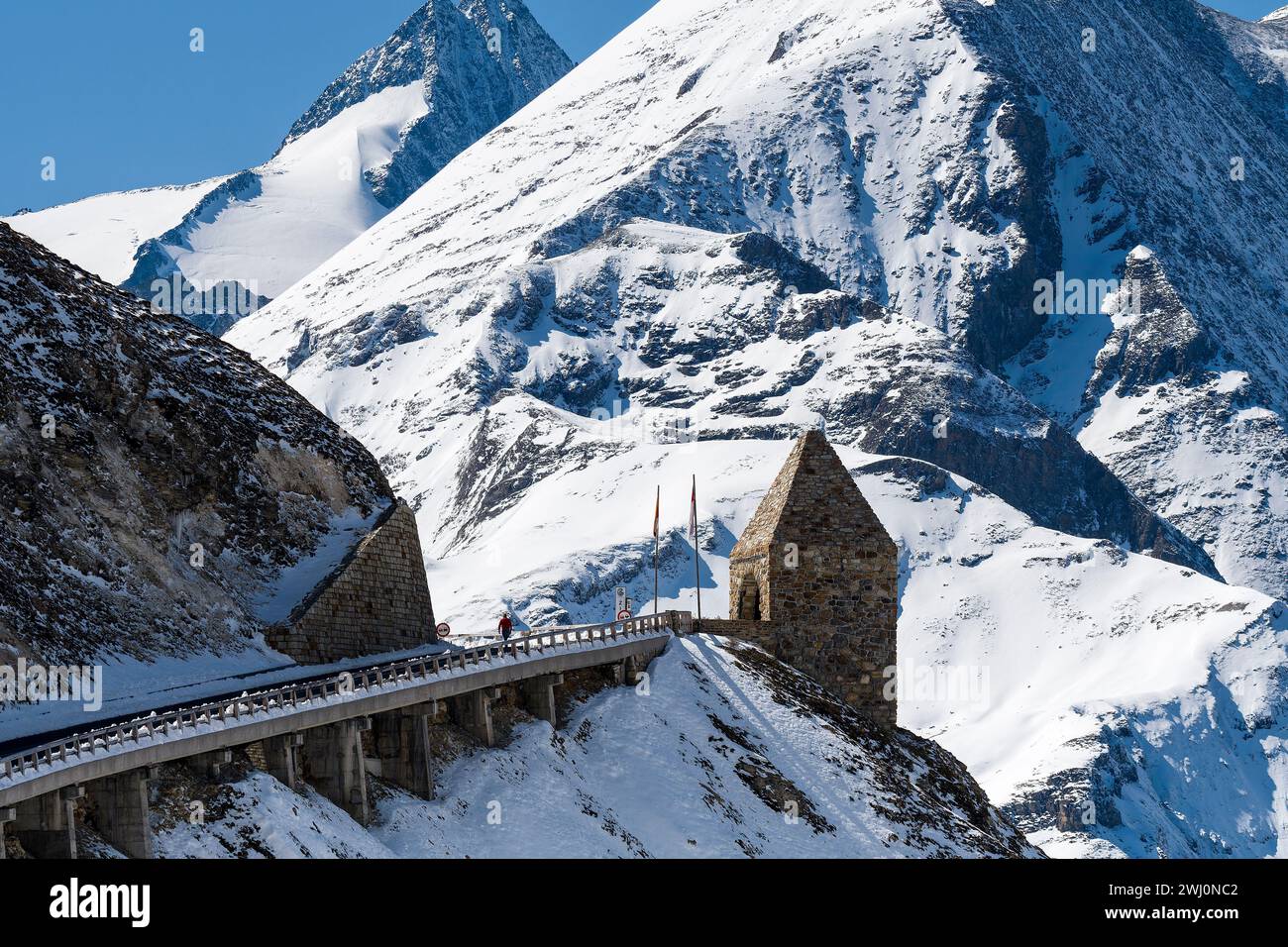 Sulla strada alpina GroÃŸglockner in autunno con vista su Fuscher TÃ¶rl Foto Stock