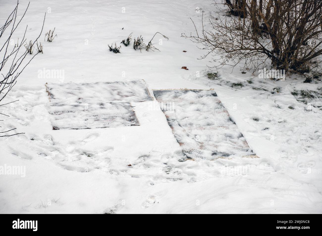 i tappeti orientali sono lavati con la neve. Svezia Foto Stock