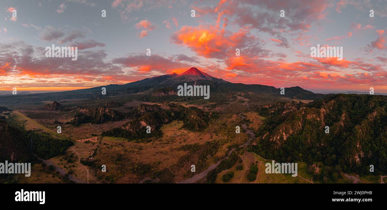 Vista del tramonto sul Volcan de Colima in Messico Foto Stock
