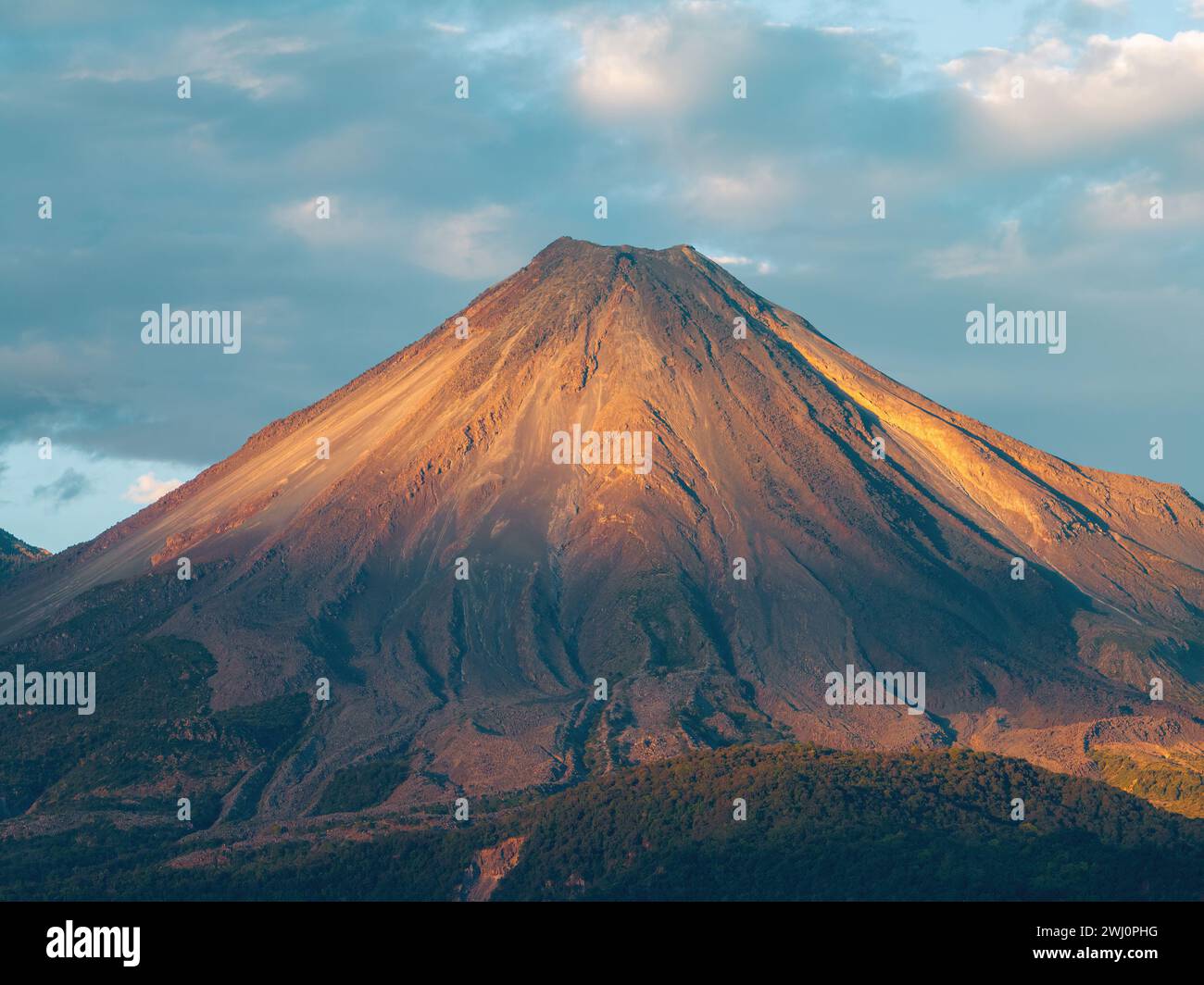 Una vista panoramica del vulcano di Colima in Messico al tramonto Foto Stock