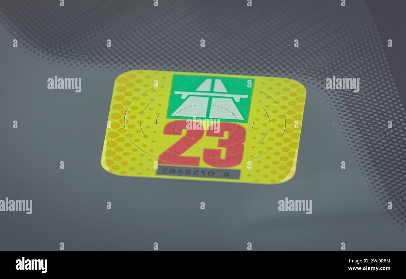 Eine Autobahnvignette der Schweiz für das Jahr 2023. (Oberglatt, Schweiz, 18.11.2023) Foto Stock