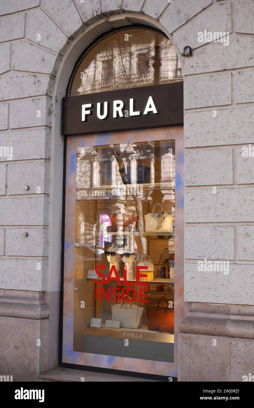 Negozio italiano di abbigliamento e accessori di lusso, Furla, Andrassy ut, Andrassy Street, Budapest, Ungheria Foto Stock