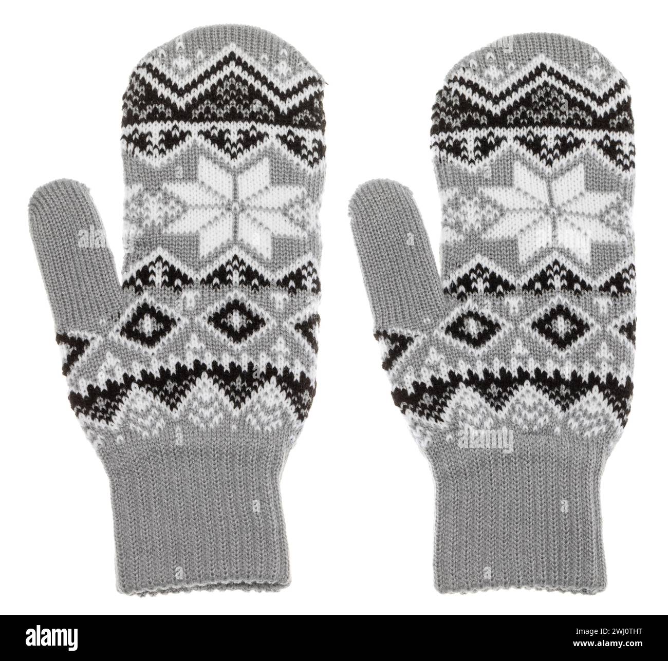 Coppia di guanti in lana grigia lavorata a maglia con design nordico tradizionale isolati su sfondo bianco Foto Stock