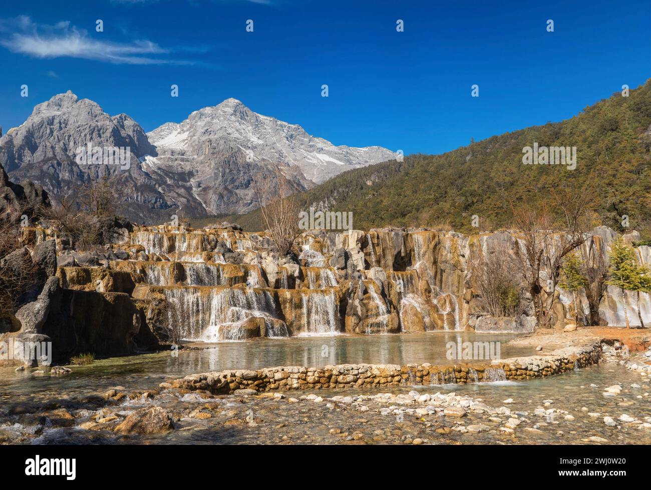 Blue Moon Valley e Jade Dragon Snow Mountain a Lijiang, provincia dello Yunnan, Cina - novembre 2023 Foto Stock