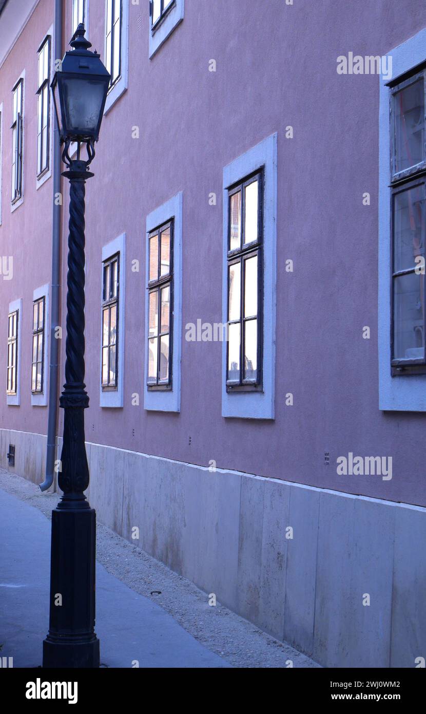 Casa e lampione in una strada nel Var, quartiere del Castello, Budapest, Ungheria Foto Stock