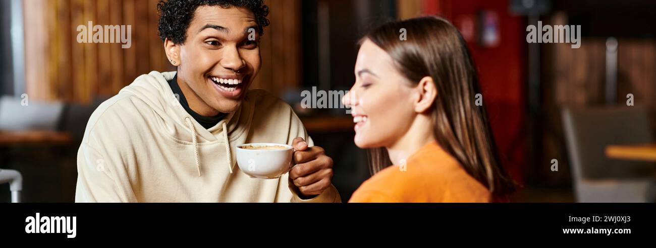 Un uomo di contenuti sorseggia il suo caffè caldo mentre condivide un sorriso con la sua elegante ragazza, il banner Foto Stock