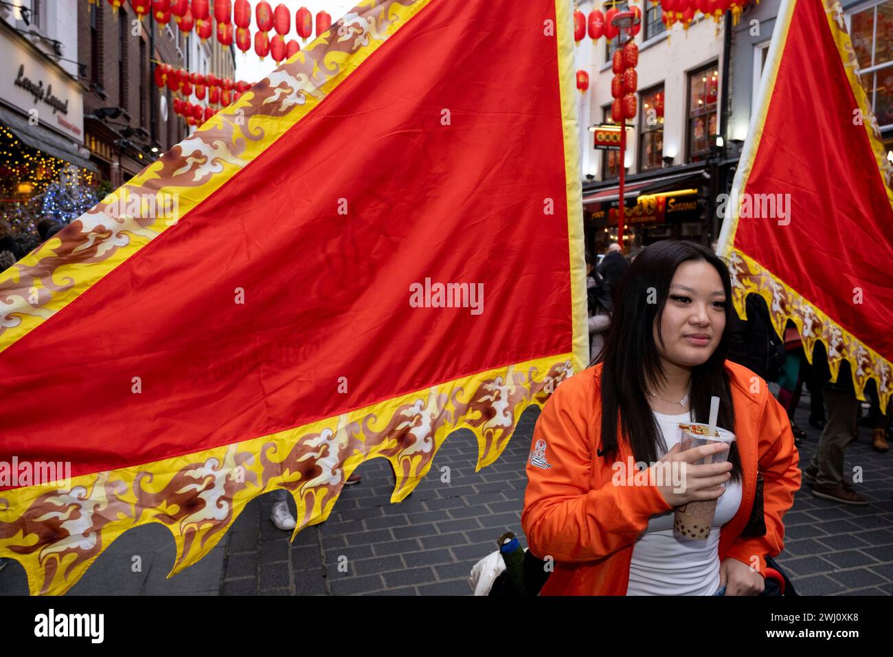 La folla si riunisce per celebrare il capodanno cinese del Drago a Chinatown il 10 febbraio 2024 a Londra, Regno Unito. Chinatown è un'enclave etnica confinante con Soho e attualmente occupa l'area intorno a Gerrard Street. Contiene un certo numero di ristoranti cinesi, panetterie, supermercati, negozi di souvenir e altre aziende a gestione cinese. Foto Stock