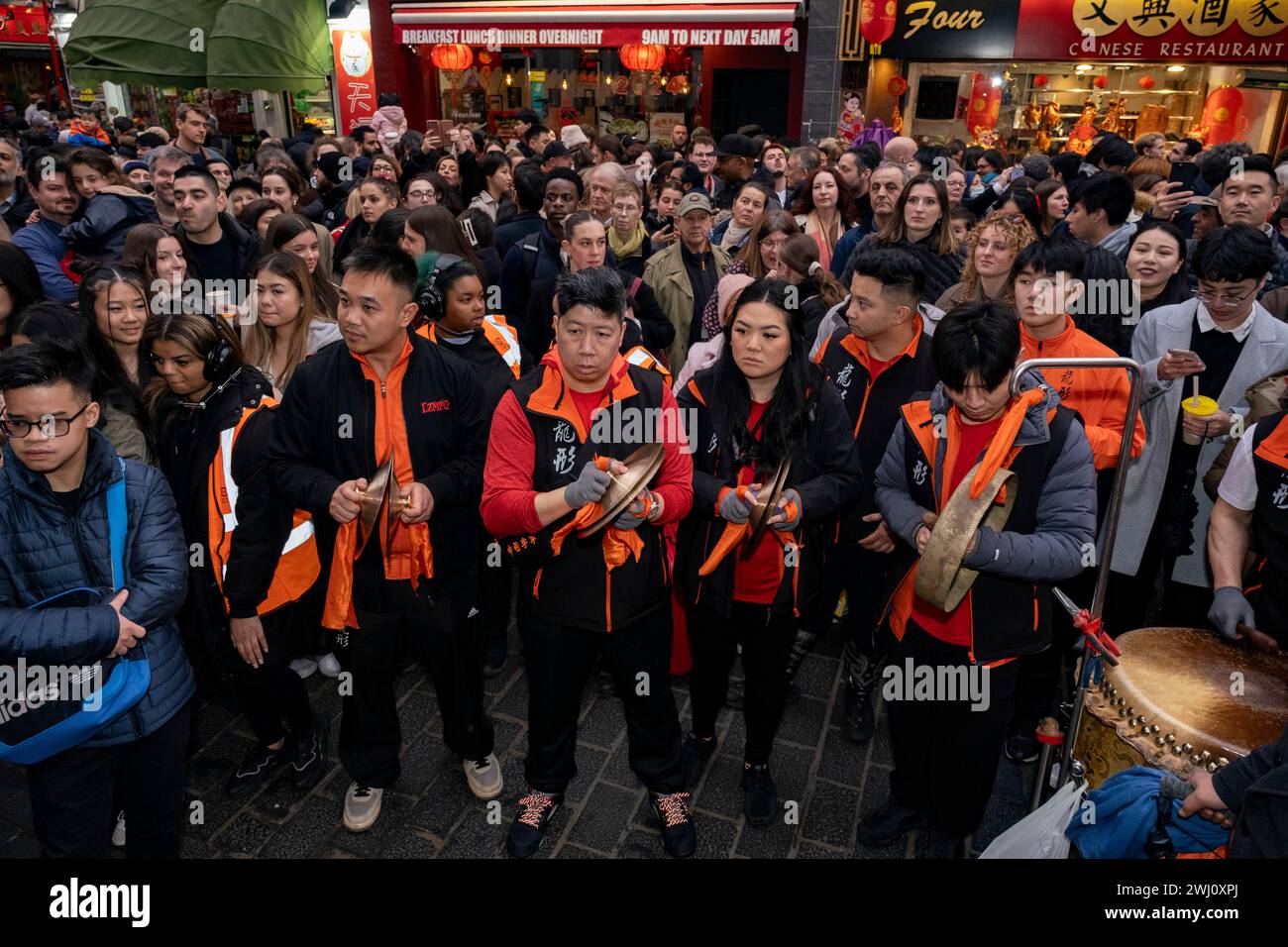 Batteristi e percussionisti accompagnano una danza del Leone per celebrare il Capodanno cinese del Drago entra nei ristoranti di Chinatown per benedirli per l'anno successivo il 10 febbraio 2024 a Londra, Regno Unito. Chinatown è un'enclave etnica confinante con Soho e attualmente occupa l'area intorno a Gerrard Street. Contiene un certo numero di ristoranti cinesi, panetterie, supermercati, negozi di souvenir e altre aziende a gestione cinese. Foto Stock