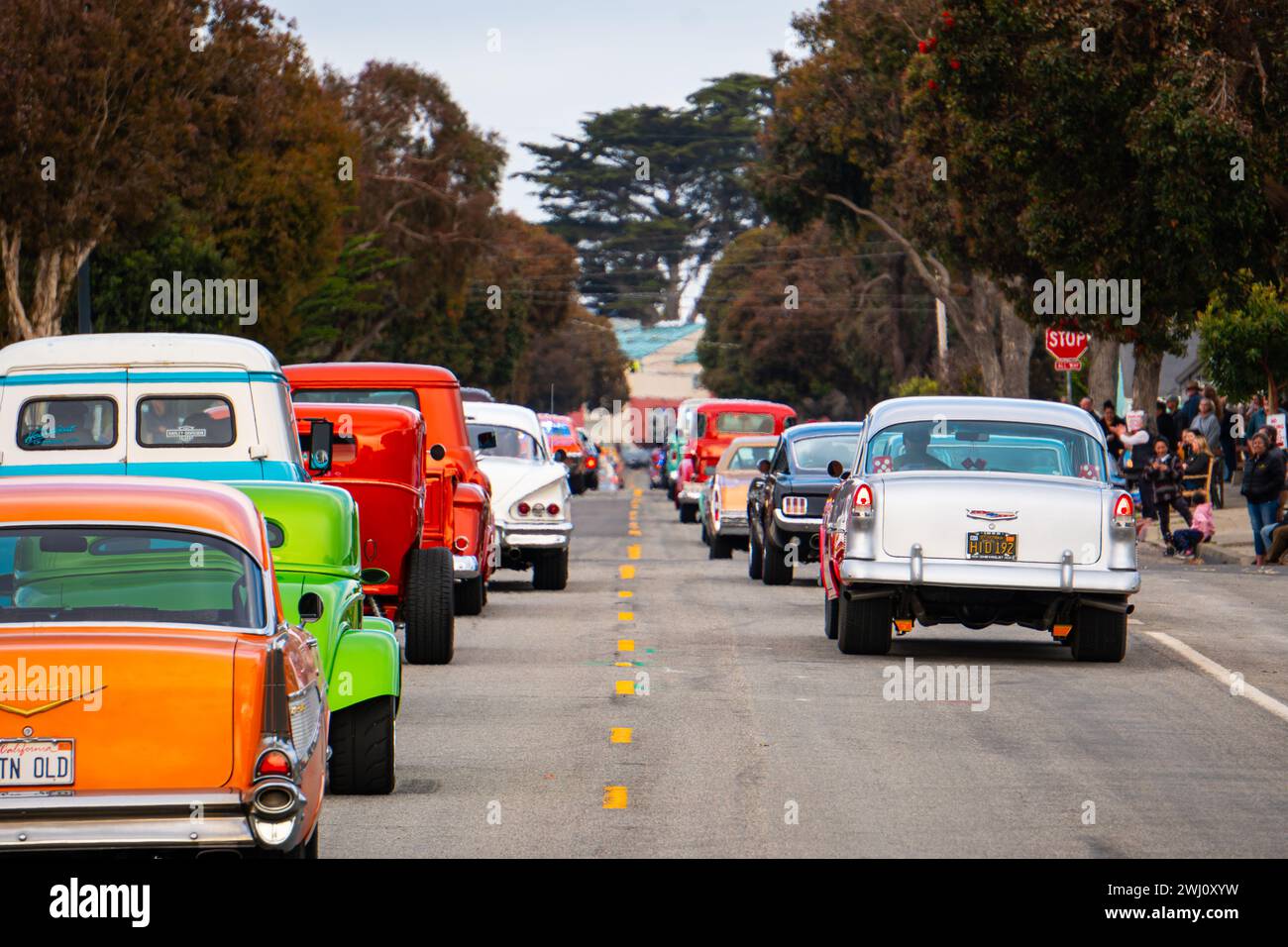 Classic and Hot Rod Car Show a Morro Bay in California nel maggio del 2023, il "Cruisin" Morro Bay Car Show". Auto colorate allineate che guidano per strada. Foto Stock