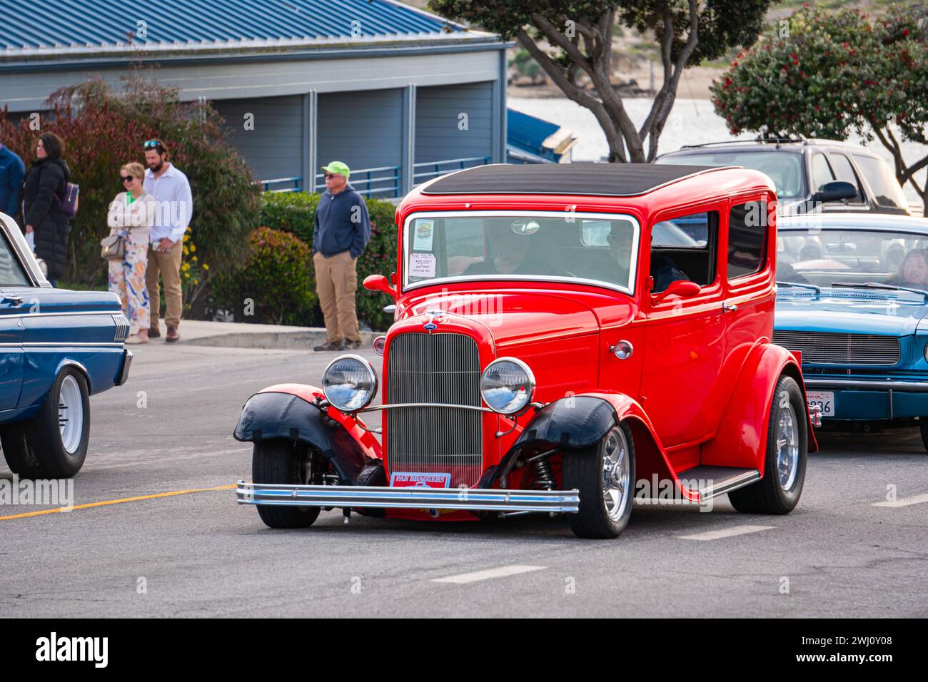 Classica hot rod Ford Tudor Modello B rosso brillante del 1932 in corsa a un'esposizione automobilistica di strada durante il salone dell'auto di Morro Bay in California, USA Foto Stock