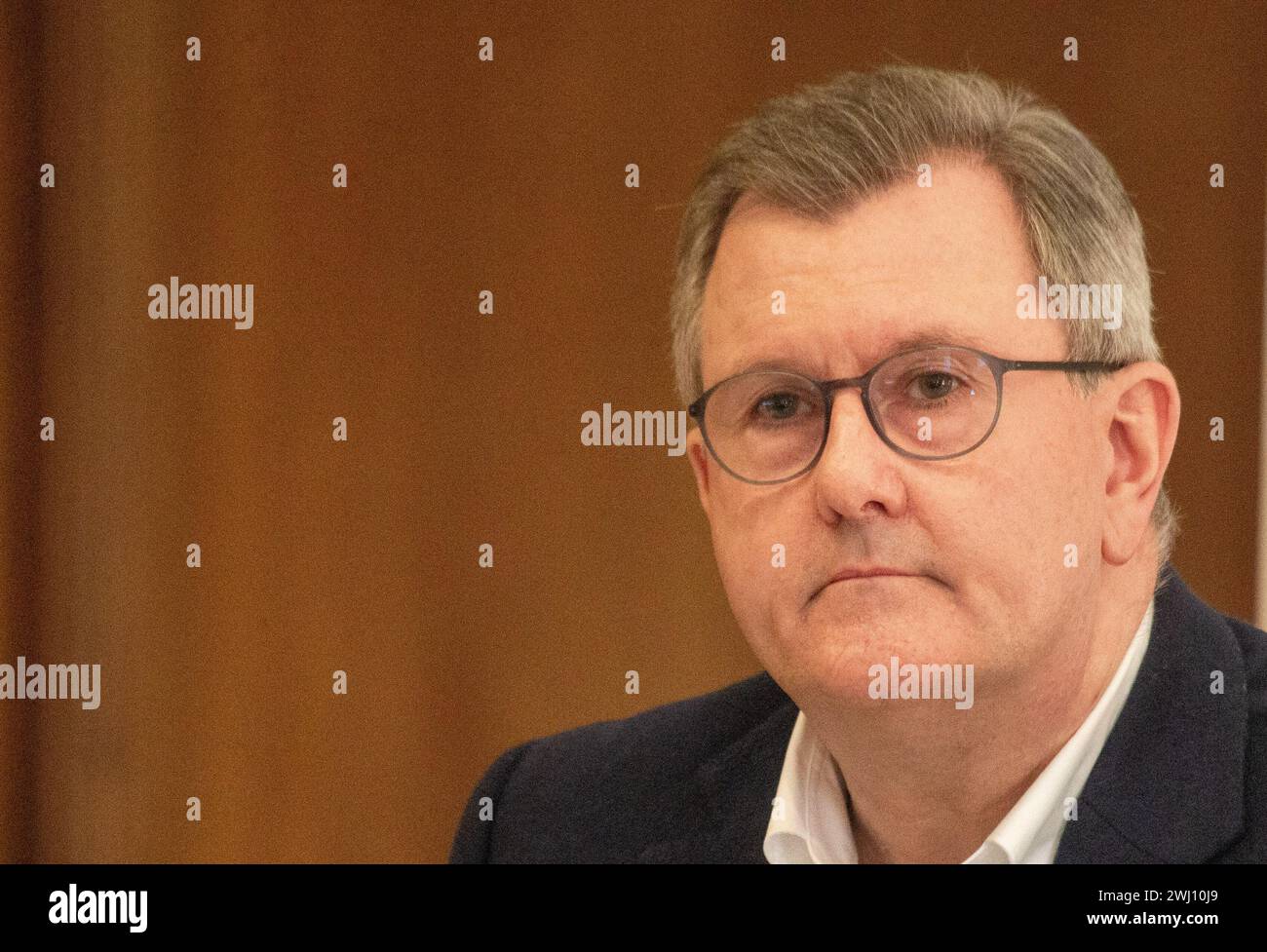 Londra, Inghilterra, Regno Unito. 12 febbraio 2024. Il leader del Partito Unionista Democratico (DUP) dell'Irlanda del Nord JEFFREY DONALDSON è visto parlare con i membri della stampa straniera durante un briefing a Londra organizzato dalla Foreign Press Association. (Credit Image: © Tayfun Salci/ZUMA Press Wire) SOLO PER USO EDITORIALE! Non per USO commerciale! Foto Stock
