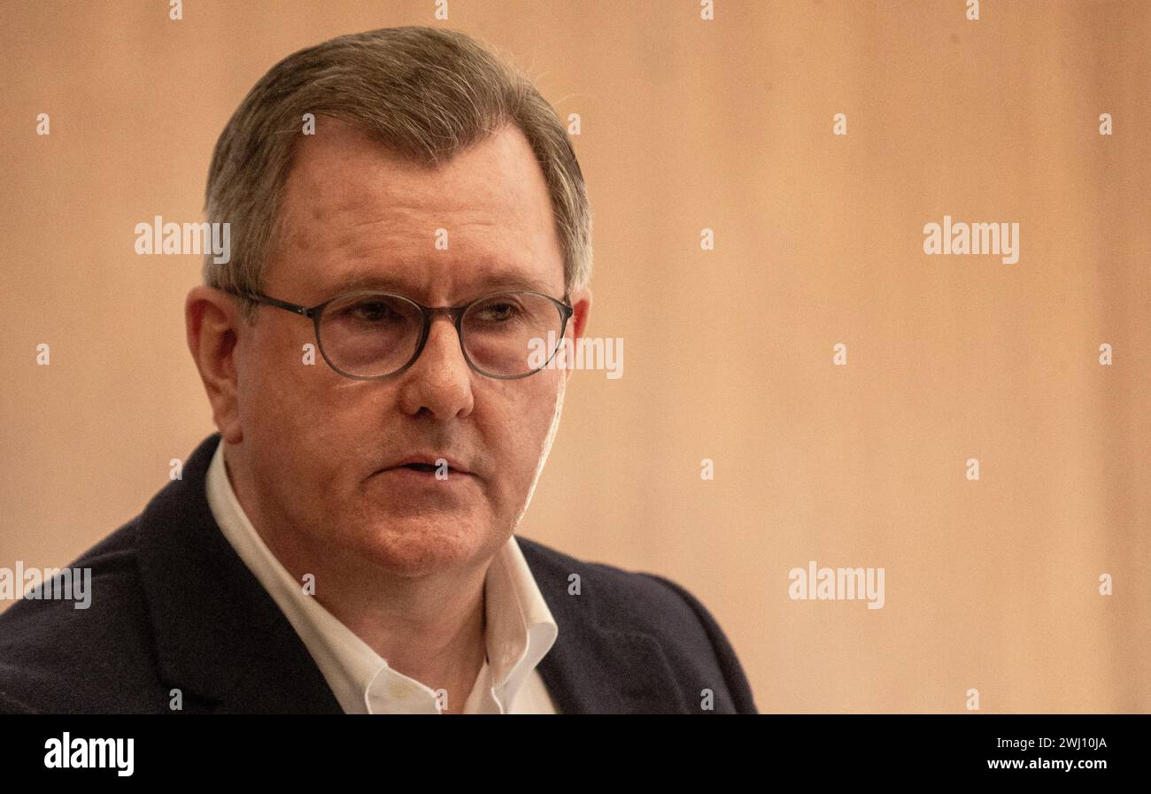 Londra, Inghilterra, Regno Unito. 12 febbraio 2024. Il leader del Partito Unionista Democratico (DUP) dell'Irlanda del Nord JEFFREY DONALDSON è visto parlare con i membri della stampa straniera durante un briefing a Londra organizzato dalla Foreign Press Association. (Credit Image: © Tayfun Salci/ZUMA Press Wire) SOLO PER USO EDITORIALE! Non per USO commerciale! Foto Stock