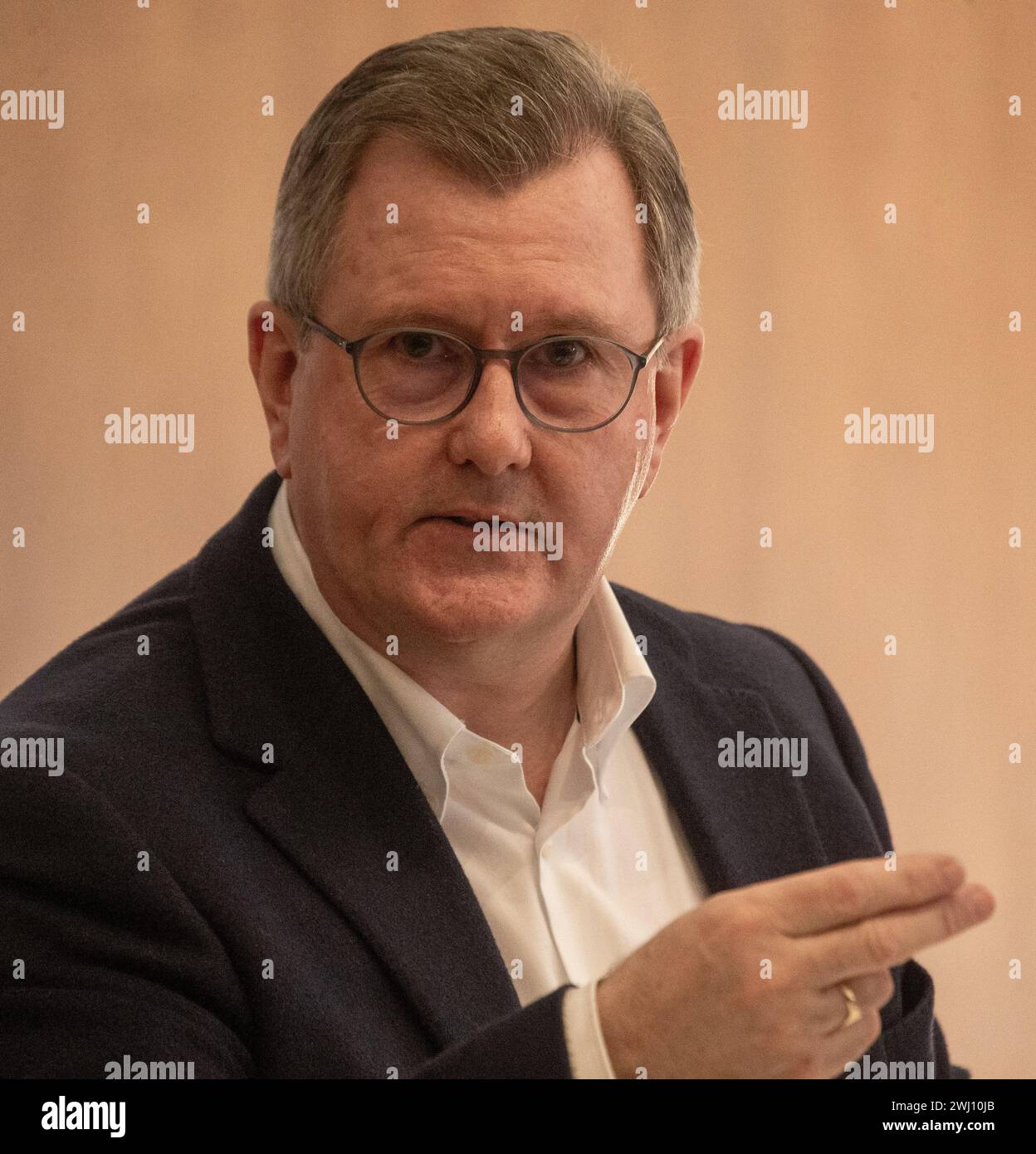 Londra, Inghilterra, Regno Unito. 12 febbraio 2024. Il leader del Partito Unionista Democratico (DUP) dell'Irlanda del Nord JEFFREY DONALDSON è visto parlare con i membri della stampa straniera durante un briefing a Londra organizzato dalla Foreign Press Association. (Credit Image: © Tayfun Salci/ZUMA Press Wire) SOLO PER USO EDITORIALE! Non per USO commerciale! Foto Stock