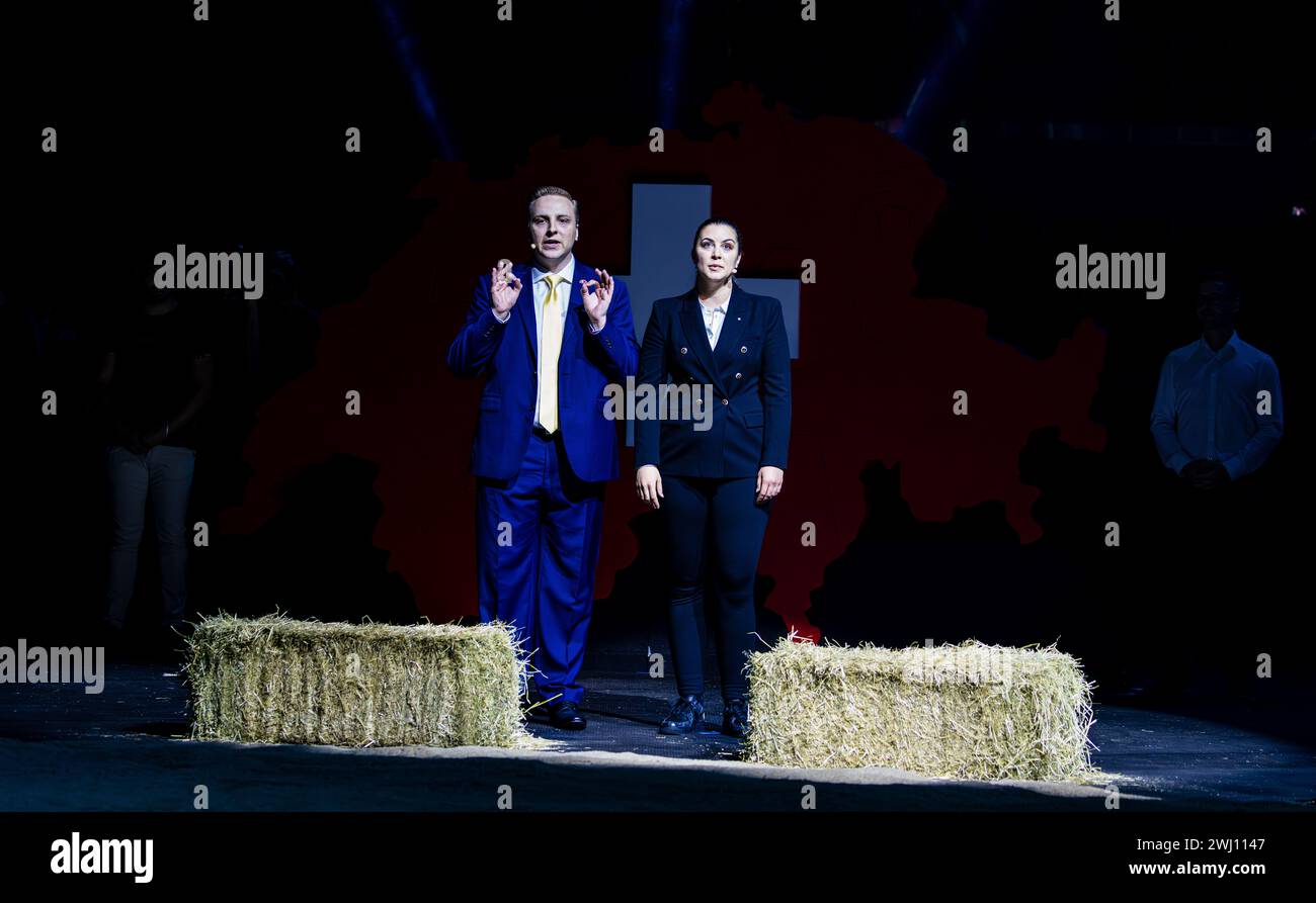 Nils Fiechter (links) und Sarah Regez (rechts) zeichnen aufgrund der Zuwanderung, an der SVP-Wahlauftaktveranstaltung in der Swiss Life Arena di Züric Foto Stock