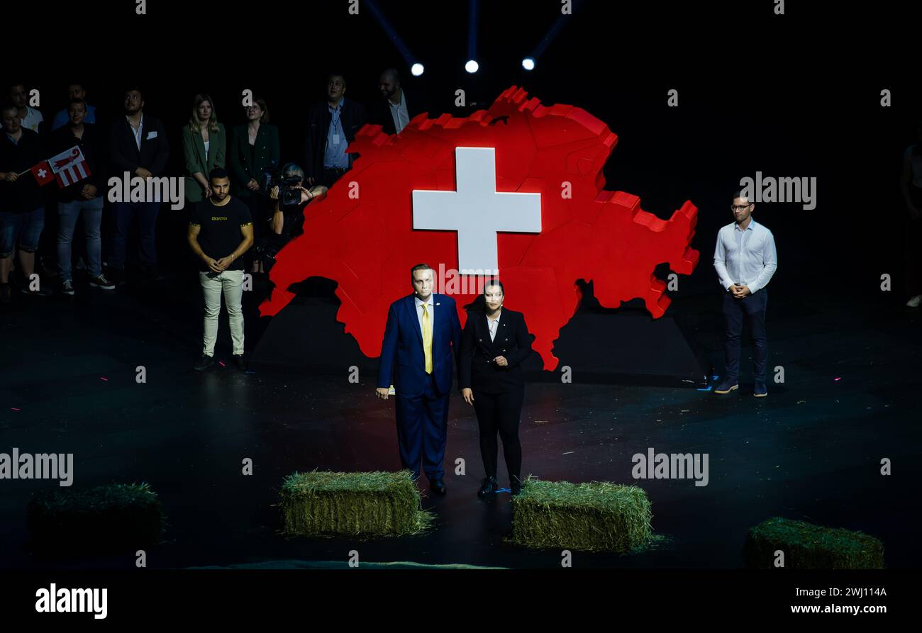 Nils Fiechter (links) und Sarah Regez (rechts) zeichnen aufgrund der Zuwanderung, an der SVP-Wahlauftaktveranstaltung in der Swiss Life Arena di Züric Foto Stock