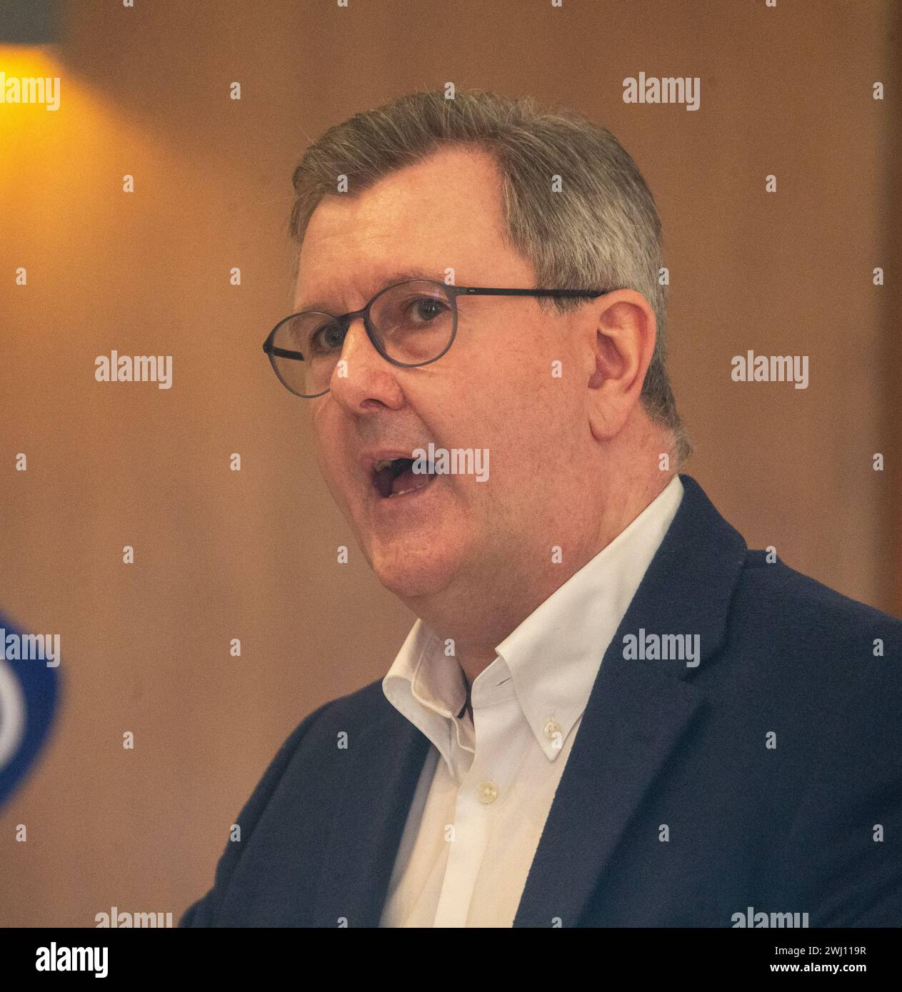 Londra, Inghilterra, Regno Unito. 12 febbraio 2024. Il leader del Partito Unionista Democratico (DUP) dell'Irlanda del Nord JEFFREY DONALDSON è visto parlare con i membri della stampa straniera durante un briefing a Londra organizzato dalla Foreign Press Association. (Credit Image: © Tayfun Salci/ZUMA Press Wire) SOLO PER USO EDITORIALE! Non per USO commerciale! Foto Stock