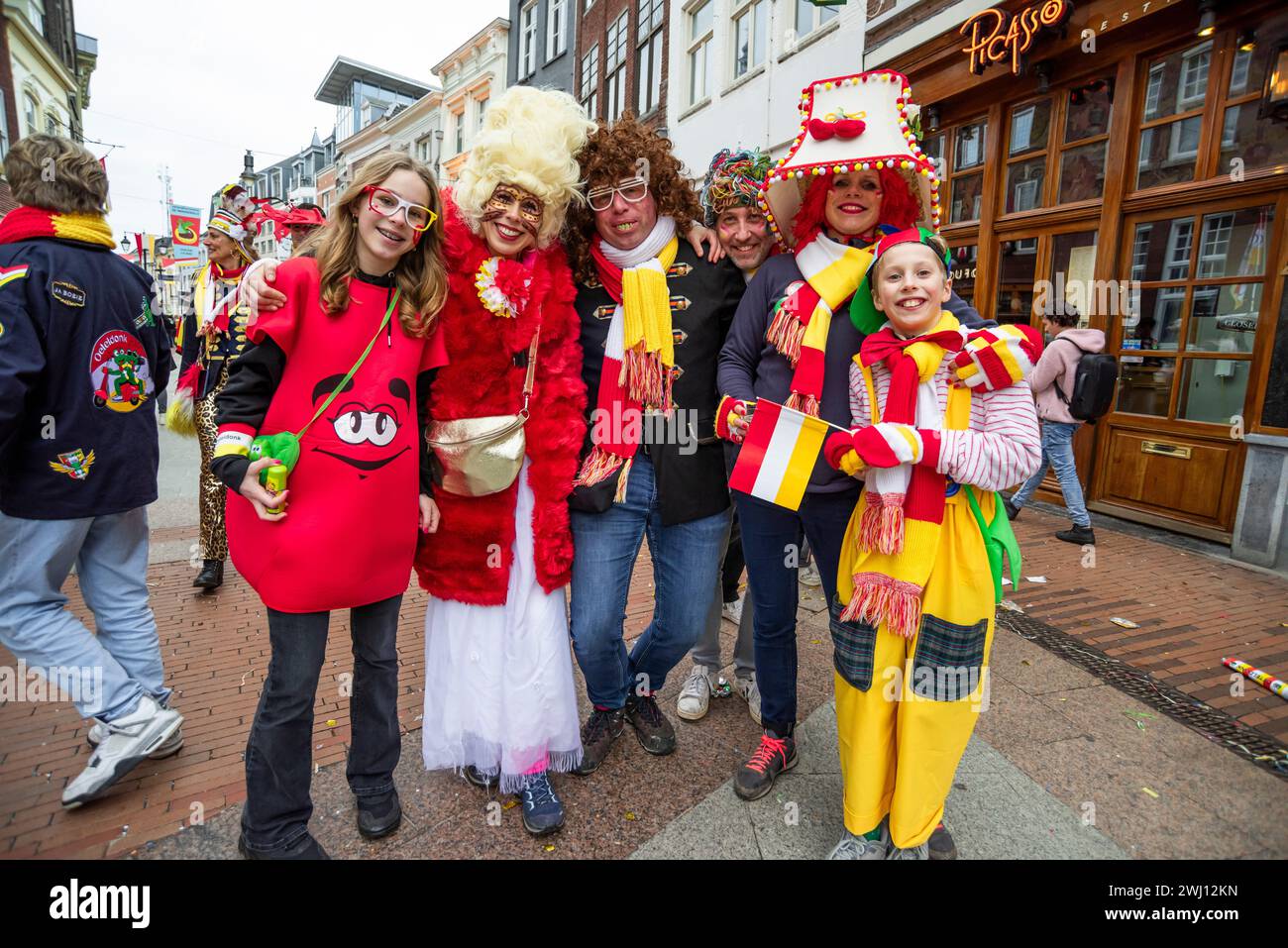 Il Carnevale di Oeteldonk 2024, a Den Bosh, Paesi Bassi. Domenica 11 febbraio 2024. Il Carnevale è celebrato ufficialmente da domenica 11 febbraio a martedì 13 febbraio. Il comune ha chiesto ai visitatori protentional se potevano annullare la loro visita, a causa del pesante afflusso di visitatori quest'anno. 'S-Hertogenbosch poi cambia il suo nome in Oeteldonk per l'evento. Il Carnevale è un festival che è stato celebrato a Den Bosch per più di 550 anni e attira molti visitatori da fuori città! A causa del gran numero di disturbi verificatisi in passato e per garantire che tutto funzionasse correttamente, il Foto Stock