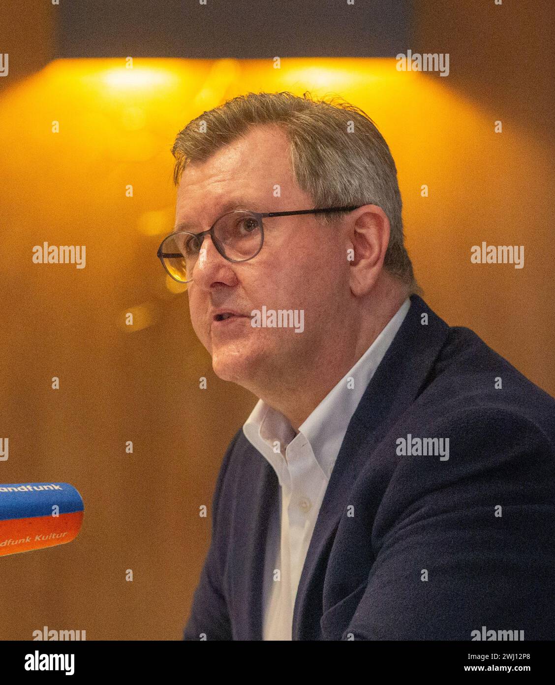Londra, Inghilterra, Regno Unito. 12 febbraio 2024. Il leader del Partito Unionista Democratico (DUP) dell'Irlanda del Nord JEFFREY DONALDSON è visto parlare con i membri della stampa straniera durante un briefing a Londra organizzato dalla Foreign Press Association. (Credit Image: © Tayfun Salci/ZUMA Press Wire) SOLO PER USO EDITORIALE! Non per USO commerciale! Foto Stock