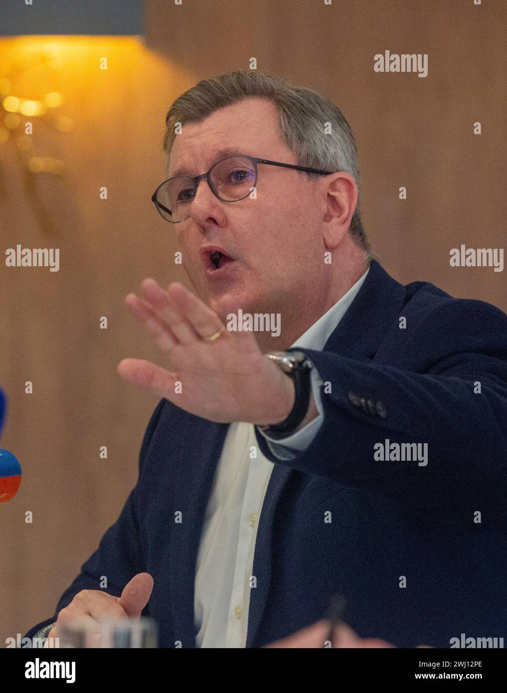 Londra, Inghilterra, Regno Unito. 12 febbraio 2024. Il leader del Partito Unionista Democratico (DUP) dell'Irlanda del Nord JEFFREY DONALDSON è visto parlare con i membri della stampa straniera durante un briefing a Londra organizzato dalla Foreign Press Association. (Credit Image: © Tayfun Salci/ZUMA Press Wire) SOLO PER USO EDITORIALE! Non per USO commerciale! Foto Stock