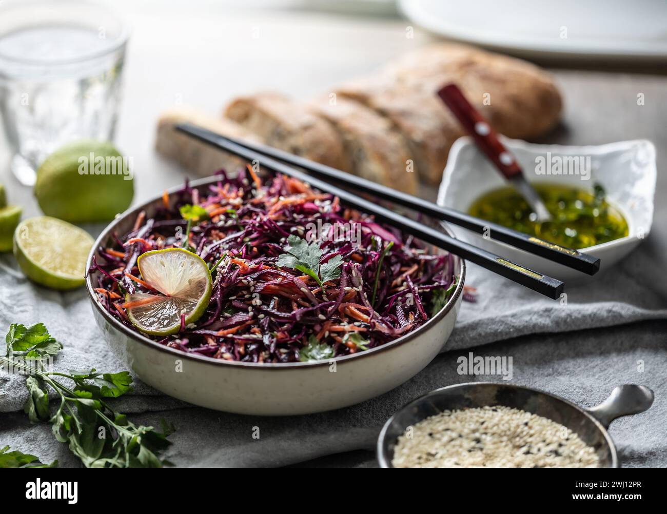 Insalata asiatica di cavolo rosso e carote condita con coriandolo e sesamo. Foto Stock