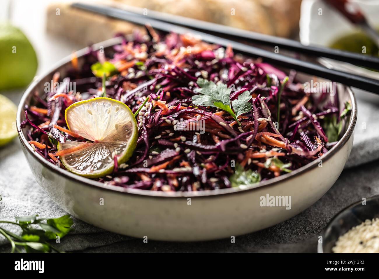 Insalata asiatica di cavolo rosso e carote condita con coriandolo e sesamo. Foto Stock
