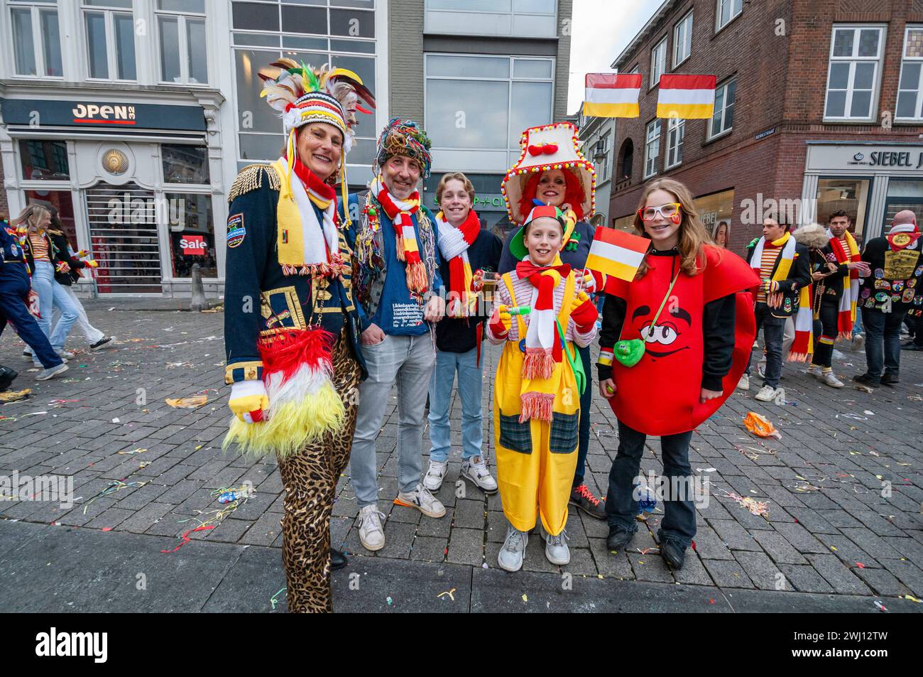 Il Carnevale di Oeteldonk 2024, a Den Bosh, Paesi Bassi. Domenica 11 febbraio 2024. Il Carnevale è celebrato ufficialmente da domenica 11 febbraio a martedì 13 febbraio. Il comune ha chiesto ai visitatori protentional se potevano annullare la loro visita, a causa del pesante afflusso di visitatori quest'anno. 'S-Hertogenbosch poi cambia il suo nome in Oeteldonk per l'evento. Il Carnevale è un festival che è stato celebrato a Den Bosch per più di 550 anni e attira molti visitatori da fuori città! A causa del gran numero di disturbi verificatisi in passato e per garantire che tutto funzionasse correttamente, il Foto Stock