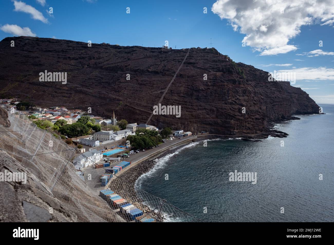 Porto di Jamestown visto dal percorso verso Mundens Battery sull'isola atlantica di Sant'Elena Foto Stock