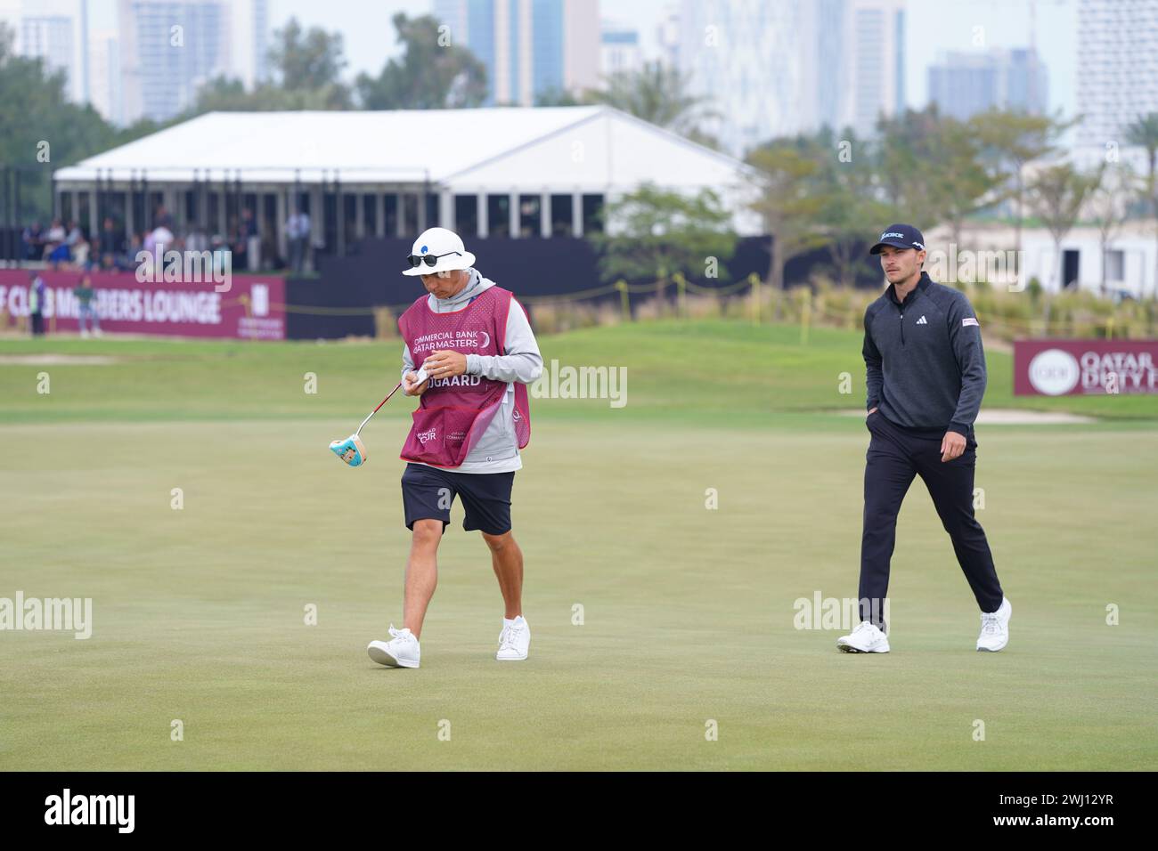 Folla dell'ultimo giorno del Commercial Bank Qatar Masters 2024, evento del DP World Tour al Doha Golf Club domenica 11 febbraio 2024 nella capitale del Qatar Doha. Il giapponese Rikuya Hoshino ha vinto il titolo a Doha. Foto Stock