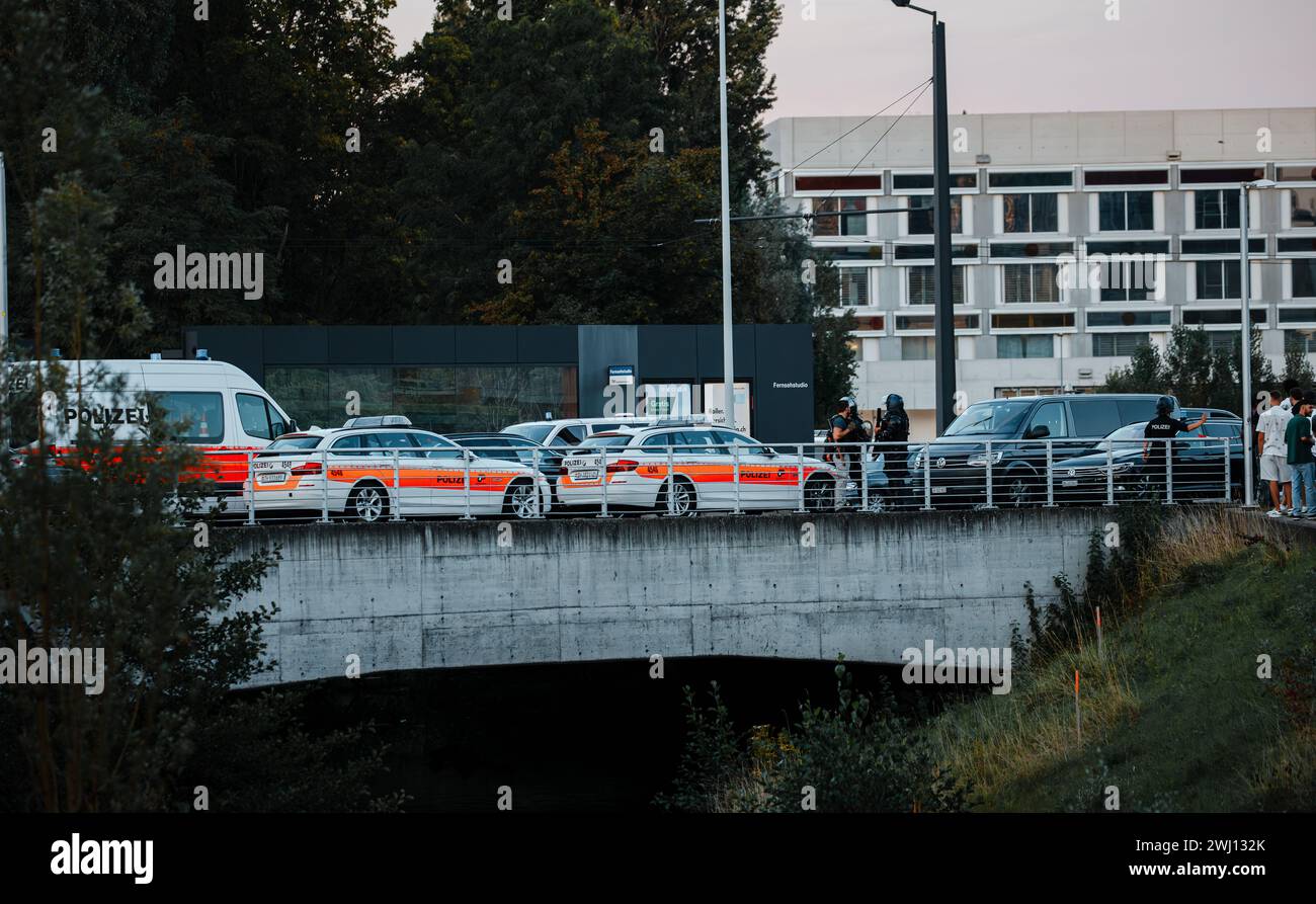 Die Polizei steht mit einem Grossaufgebot bestehend aus Kantonspolizei Zürich, Stadtpolizei Zürich und sowie sieben kommunale Polizeikorps bei einer M Foto Stock