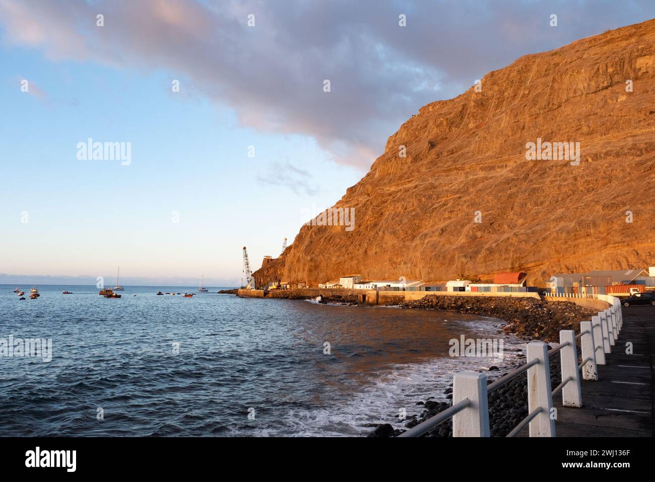 L'area del porto di Jamestown sull'isola atlantica di Sant'Elena al tramonto Foto Stock