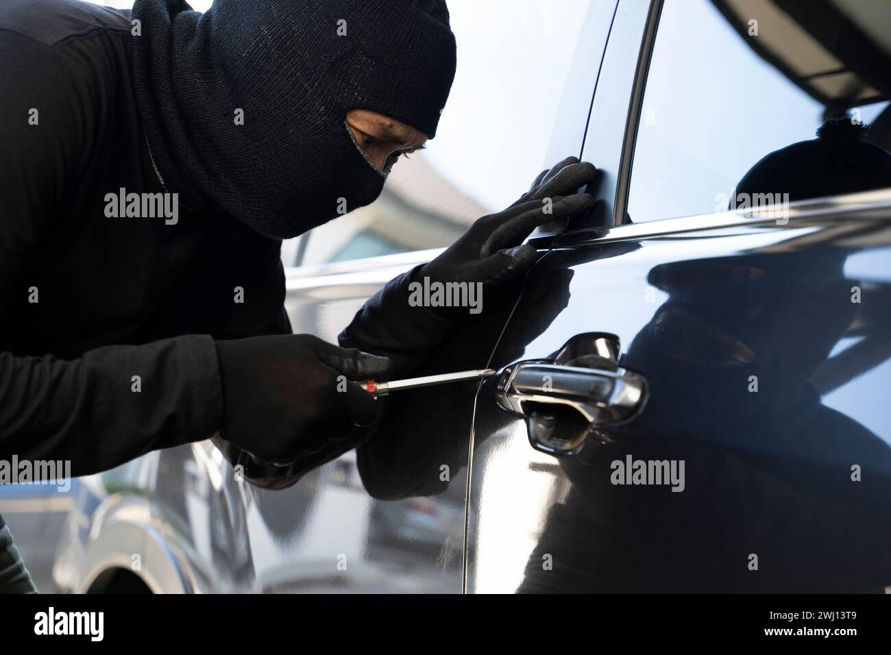 Un giovane che sta entrando in una macchina. Foto Stock