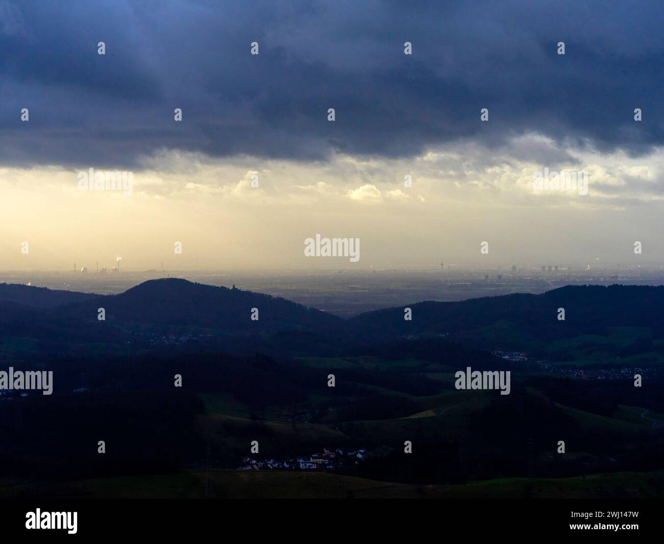 La valle del Reno con la città di Mannheim vista da Odenwald sotto una luce drammatica Foto Stock