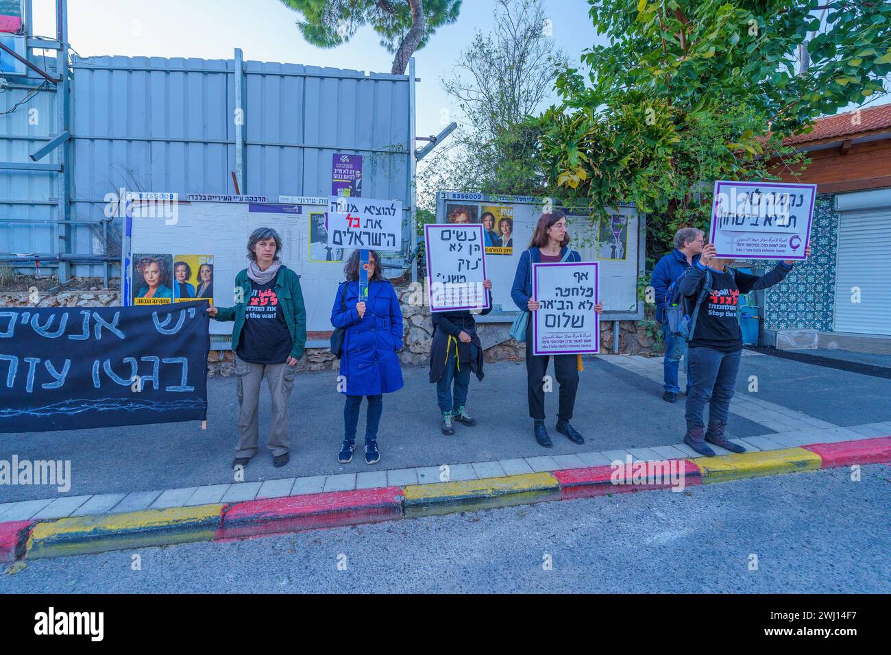 Haifa, Israele - 10 febbraio 2024: Persone con segni che chiedono colloqui di pace, cessate il fuoco e trattative con ostaggi, parte di una marcia di protesta, Haifa, Israele Foto Stock