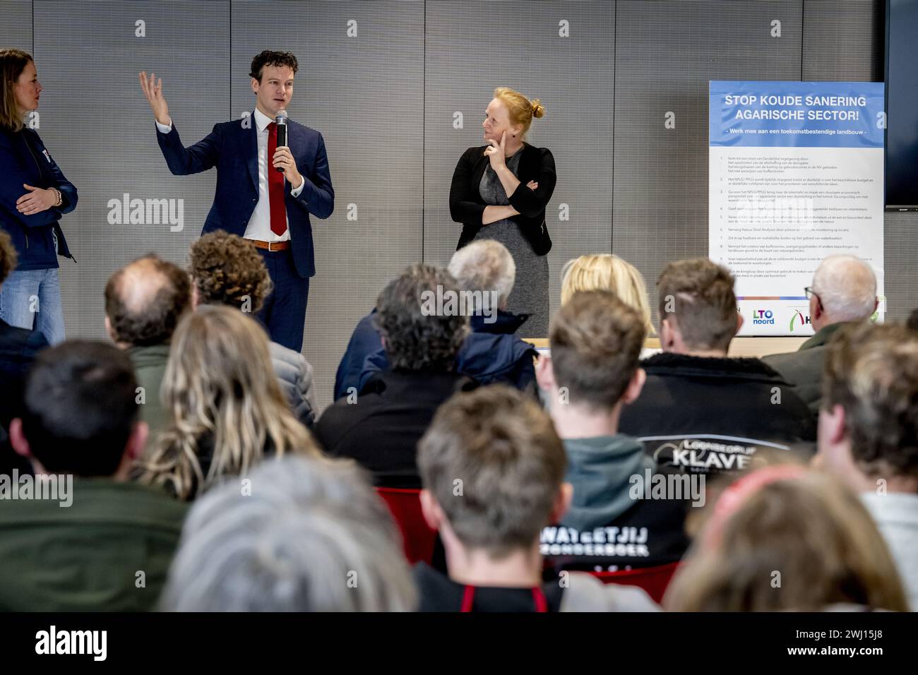 HAARLEM - il rappresentante dell'agricoltura Jelle Beemsterboer (BBB) e il suo collega Rosan Kocken (natura, paesaggio e qualità dell'acqua, GroenLinks) ricevono un opuscolo con le richieste degli agricoltori dell'edificio del governo provinciale. Gli agricoltori hanno organizzato una protesta contro, tra l'altro, le norme europee sulla spandimento del letame. ANP ROBIN UTRECHT netherlands Out - belgio Out Foto Stock