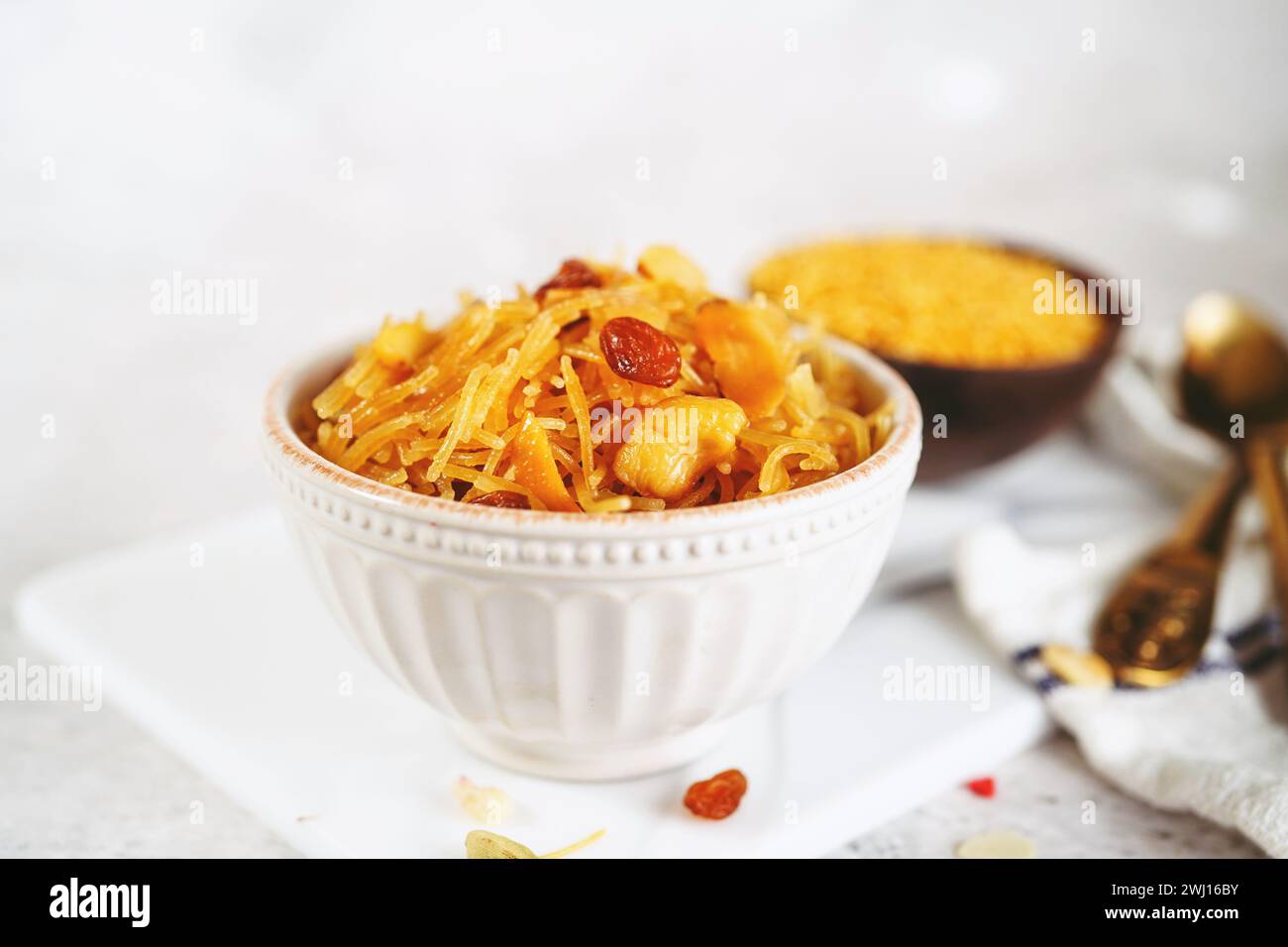 Semiya o Vermicelli kesari conditi con noci e uva passa - dolci indiani Foto Stock