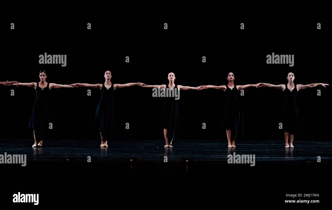 Sezioni della prova generale della São Paulo Dance Company mentre fa il suo debutto nel Regno Unito e a Londra al Sadler's Wells. Estratti dal Gnawa di Nacho Duato, creato nel 2005 e rivisitato nel 2009. Si tratta di una danza ispirata alla mistica amicizia islamica del popolo Gnawa, portata in Nord Africa dai berberi come schiavi messi alla musica ipnotica e rituale del Nord Africa. Foto Stock